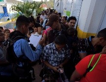 Caravana migrante rumbo a Estados Unidos realiza trámites para cruzar el país, y al entrar ocurre un ataque que deja heridos. EFE / G. Amador