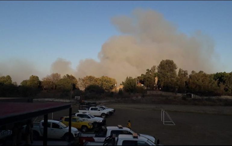Además, se apoyaron con 33 vehículos y dos helicópteros que realizaron hacia las 20:00 horas 153 descargas de agua. ESPECIAL / Bomberos de Zapopan