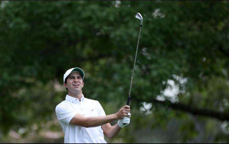 Álvaro Ortiz observa la trayectoria de uno de sus tiros en el hoyo 4. AFP / D. Cannon