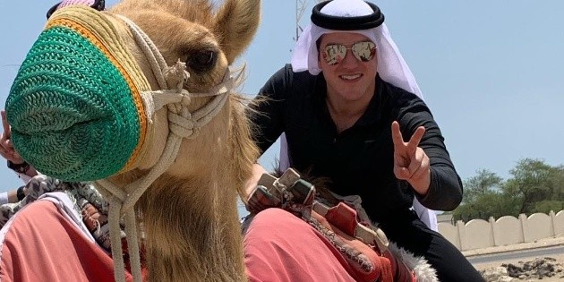 Critican a senador por viaje a Qatar