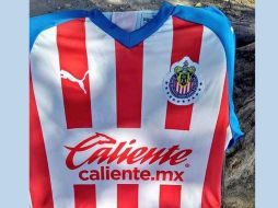 El diseño cuenta con las clásicas franjas rojiblancas. La novedad son los vivos en color azul que se encuentran en el cuello, hombros y mangas. TWITTER / @EleteTSC