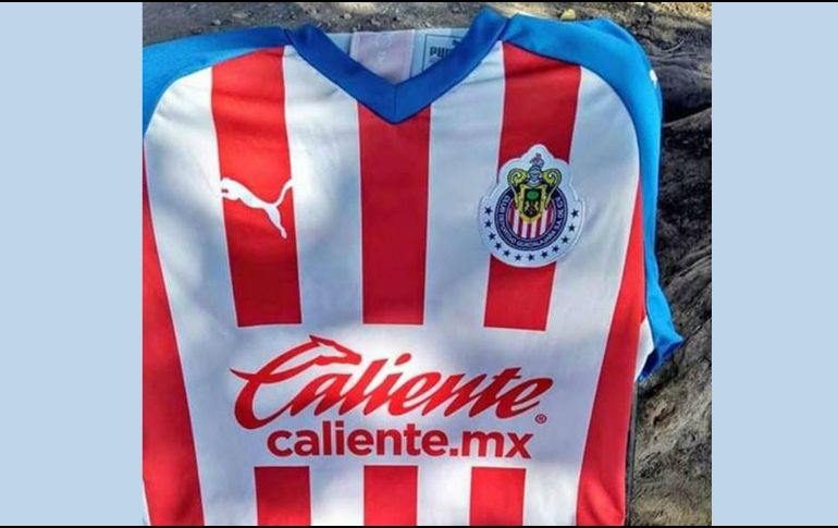 El diseño cuenta con las clásicas franjas rojiblancas. La novedad son los vivos en color azul que se encuentran en el cuello, hombros y mangas. TWITTER / @EleteTSC