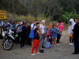 La nueva caravana es custodiada durante su avance por la Policía Federal, Estatal y Municipal. EFE/G. Amador
