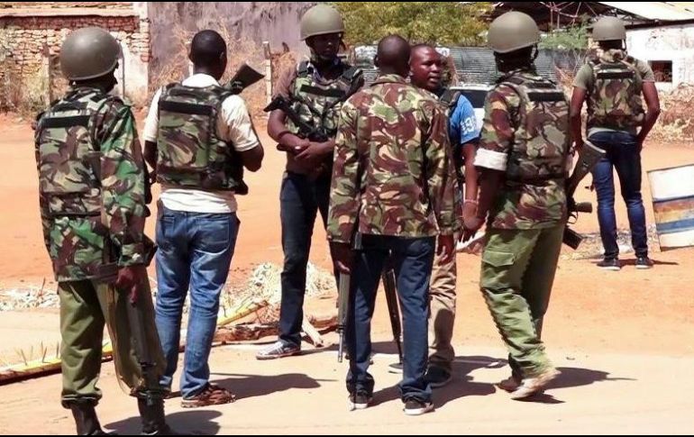 Varios soldados keniatas realizan un control de seguridad en la ciudad de Mandera, donde ocurrió el secuestro este viernes. EFE