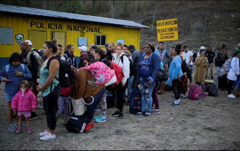 Migrantes cubanos hacen fila este viernes ante la Aduana de Agua Caliente (Honduras), fronterizo con Guatemala. EFE/G. Amador
