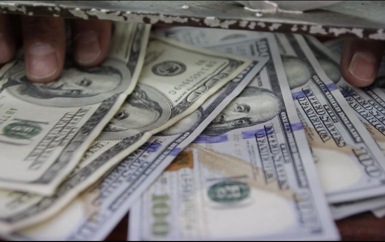 El billete verde tuvo un retroceso de 10 centavos comparado con el cierre previo. EL INFORMADOR/ARCHIVO