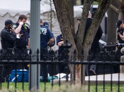 Debido al incidente, las autoridades cortaron el tráfico en una calle aledaña y la Casa Blanca cerró sus accesos. EFE/J. Lo Scalzo