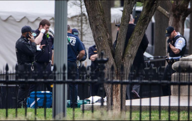 Debido al incidente, las autoridades cortaron el tráfico en una calle aledaña y la Casa Blanca cerró sus accesos. EFE/J. Lo Scalzo