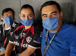 Los aficionados del Atlas con cubrebocas se suman a las estampas que deja el incendio. EL INFORMADOR  / D. Reos