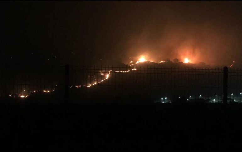 El incendio, que comenzó al mediodía, sigue sin estar bajo control. TWITTER / @sergio_grafm