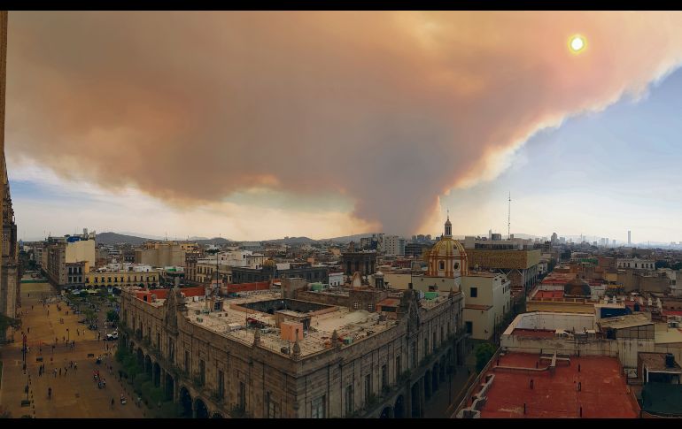 Una columna de humo se eleva sobre la ciudad donde el alcance nocivo de la contaminación se observa a simple vista debido a la conflagración en el Bosque La Primavera. EL INFORMADOR / S. Rodríguez