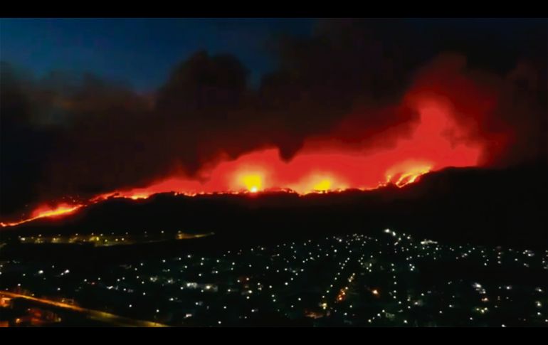 El incendio en el Área Natural Protegida no dio respiro a los habitantes de la ciudad durante la noche de ayer. TWITTER / @RIGARCIAGDL