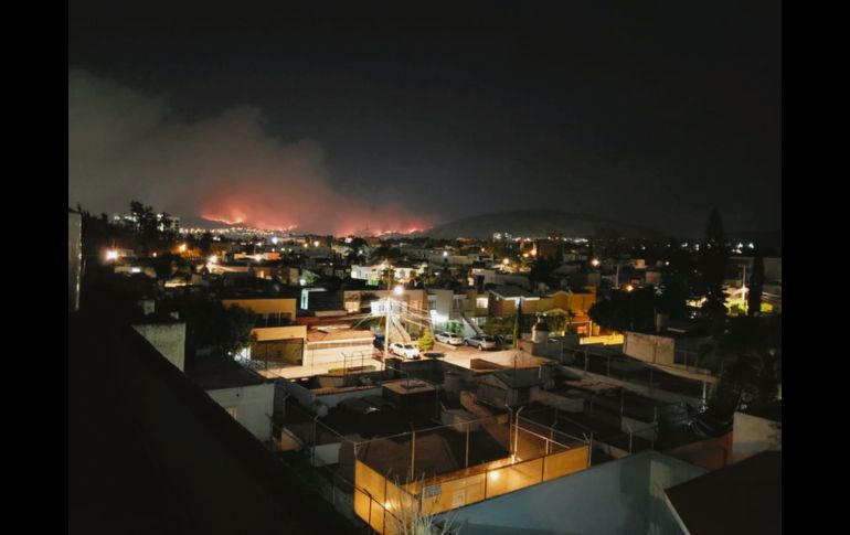 Vista del fuego desde la Colonia La Estancia, en Zapopan. EL INFORMADOR / J. Lomelí