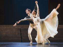 La bailarina oriunda de Texcoco (al frente),  en el papel de “Julieta”, rol por el que es nominada al “Oscar” de la danza. CORTESÍA 