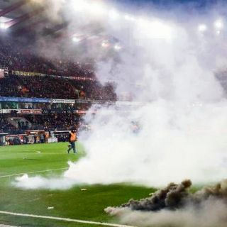 Por bengalas suspenden el Standard-Anderlecht