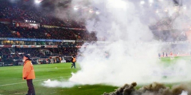 Por bengalas suspenden el Standard-Anderlecht
