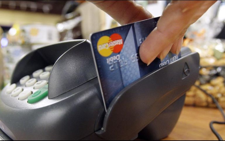 En el caso del uso de servicios bancarios, la Condusef recomienda que al momento de pagar, no se debe de perder de vista las tarjetas, ya sean de crédito o débito. AP / ARCHIVO