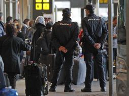 El desorden se vive en los controles de seguridad; el sindicato exige recuperar el pago de mil 28 euros por hora  que recibían al hacer la revisión de seguridad bajo el filtro de rayos X. EFE / ARCHIVO