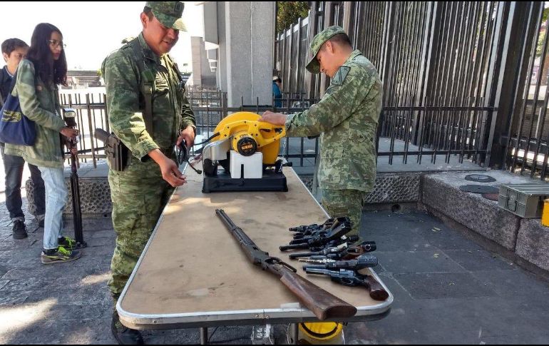 De acuerdo con el Gobierno de Ciudad de México, del total de armas cortas entregadas a las autoridades, 52% fueron de calibre 22, mientras que el 10% fueron de calibre 38, el 8% de salva o fogueo, el 6% deportivas y el resto de otros calibres. TWITTER / @GobCDMX