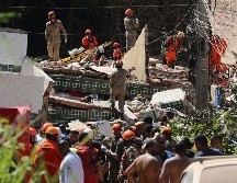 Unos 100 rescatistas trabajaban entre los restos el sábado con ayuda de perros y helicópteros. EFE/ A. Lacerda