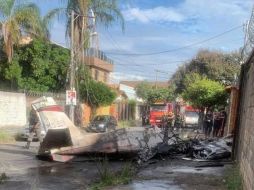 La avioneta fue devorada por las llamas tras impactar en el suelo; durante su caída, derribó varios postes eléctricos. ESPECIAL