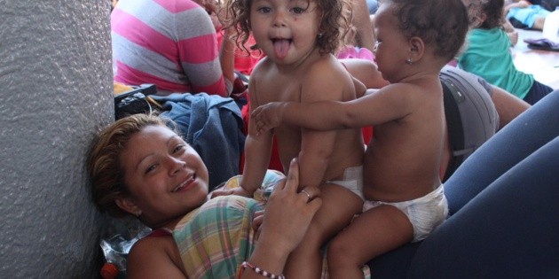 Polic&iacute;as federales regalan comida a ni&ntilde;os migrantes en Tapachula