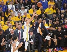 Stephen Curry se convirtió en el máximo anotador de triples en Postemporada. EFE