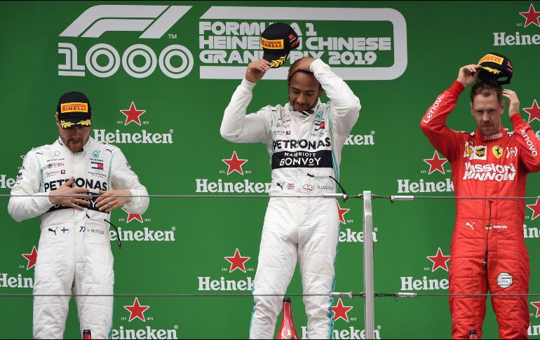 El podio lo completaron su compañero  Valtteri Bottas y su rival Sebastian Vettel. AFP
