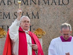 El Papa bendijo con agua bendita las ramas de palma y olivo que sostenía los asistentes a la misa del domingo. AFP / T. Fabi
