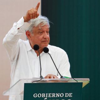 López Obrador convive con niños de escuela de beisbol