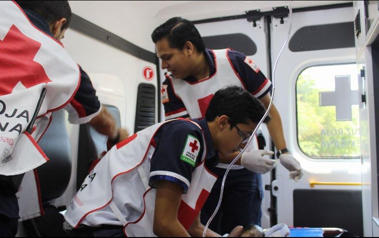 Paramédicos del cuerpo de Bomberos de Salamanca atenderán las contingencias que se presenten en lugar de Cruz Roja. TWITTER / @CruzRoja_MX