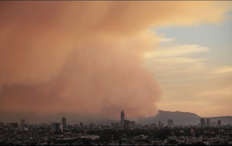 El humo por el más reciente incendio en La Primavera se desplazó hacia gran parte de la zona metropolitana. SUN/ARCHIVO