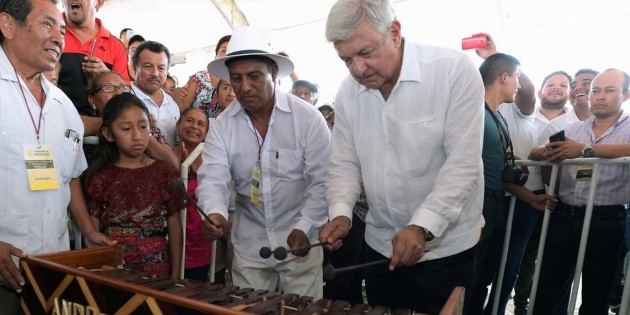 Regalan a AMLO una marimba en Campeche