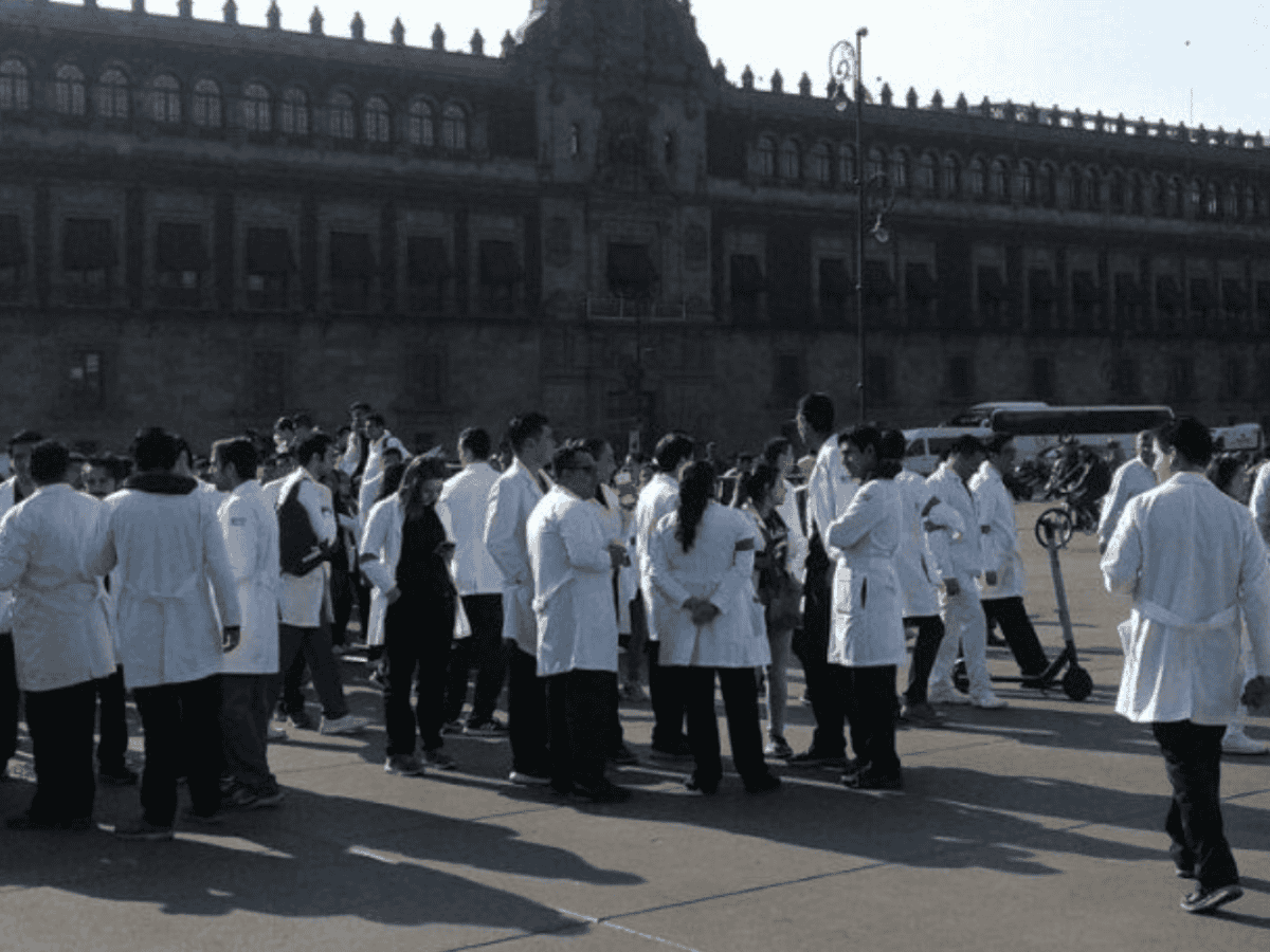  Médicos residentes preparan huelga para exigir pagos