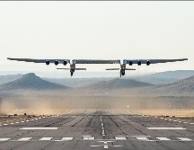 El inmenso jet de doble fuselaje partió del Puerto Espacial y Aéreo Mojave y voló dos horas y media. AFP/Stratolaunch