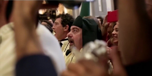 Antonio Banderas participa en cofrad&iacute;a en Semana Santa