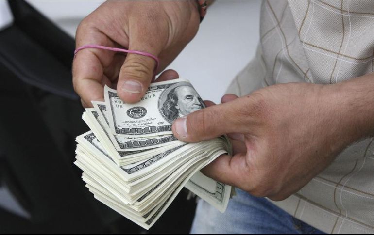 Para este lunes, Banco Base prevé que el tipo de cambio oscile entre 18.70 y 18.90 pesos por dólar. AP / ARCHIVO