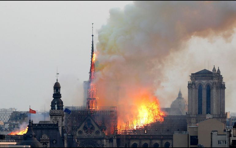Este lunes un incendio arrasa a la catedral Notre Dame de París