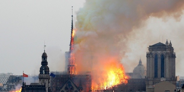Macron aplaza discurso a causa del incendio de Notre Dame de Par&iacute;s