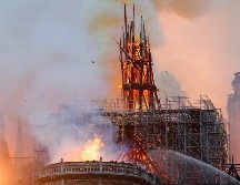 Humo y llamas cubren la parte superior de la catedral de Notre Dame en París. AFP / F. Guillot