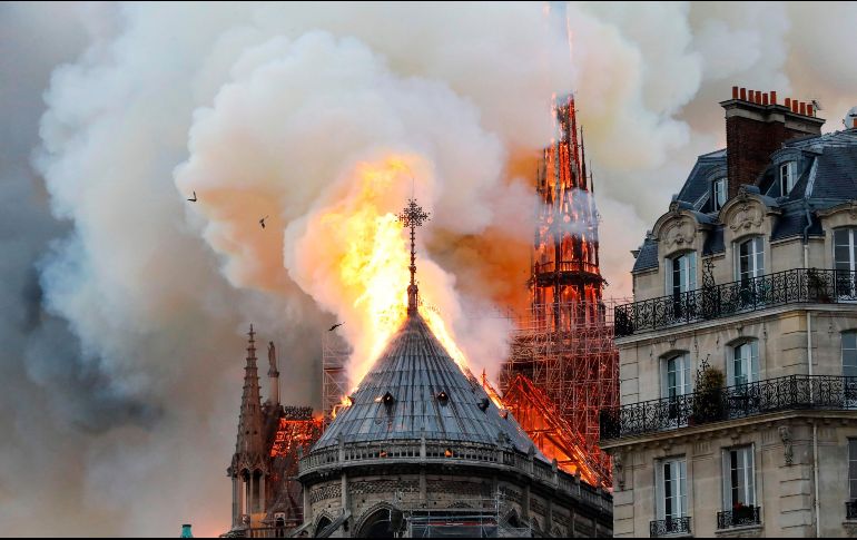 La tarde de este lunes se registró un incendio en uno de los monumentos más emblemáticos de París. AFP / F. Guillot