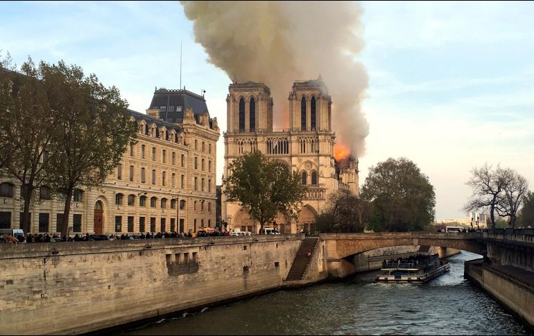 Turistas que se encontraban en la catedral fueron evacuados. AP / L. Hinant