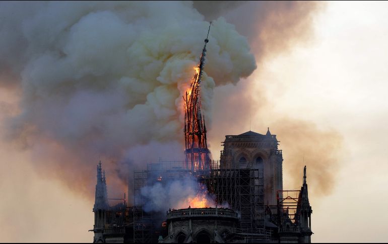 El campanario de la catedral se derrumba tras el incendio. AFP / G. Van Der Hasselt