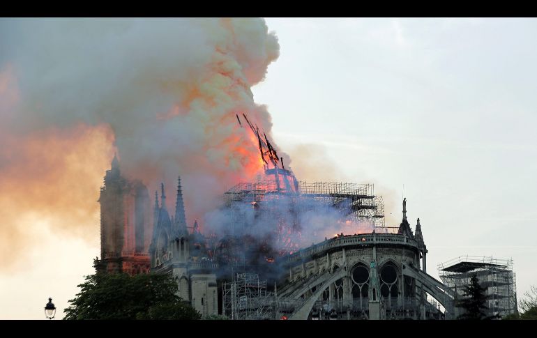 Este lunes se registró un incendio en el techo de Notre Dame. EFE / I. Langsdon