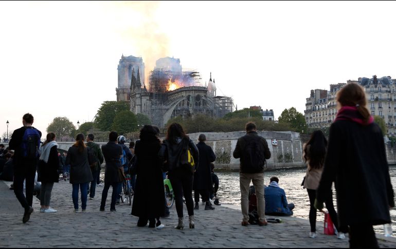 Decenas de personas observan el incendio a una distancia adecuada. AP/T. Camus