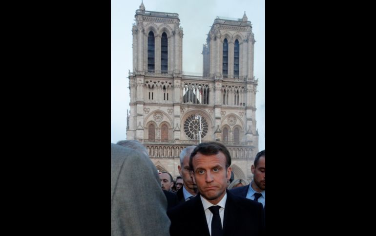 El presidente de Francia, Emmanuel Macron, a su llegada a la entrada frontal del inmueble. AFP/P. Wojazer