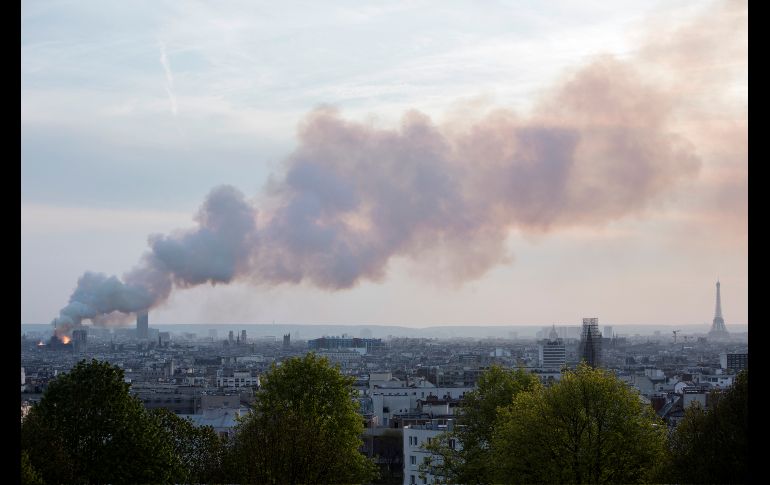 El humo por el incendio se extiende por el centro de la capital francesa. A la derecha se observa la torre Eifffel. AP/R. Yaghobzadeh