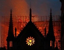 En las labores para combatir el incendio participan 400 bomberos. AP/T. Camus