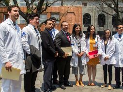El director de la Unidad de Administración y Finanzas de la SS, Pedro Flores; el diputado Alejandro Barroso; la directora general de Recursos Humanos, Analí Santos y la médico residente, Eva García Armendáriz, ofrecen una conferencia de prensa. NTX/J. Pazos
