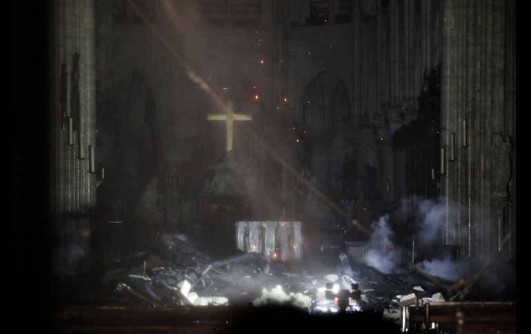 Vista interior de la catedral de Notre Dame tras el incendio de este lunes. EFE / Y. Valat